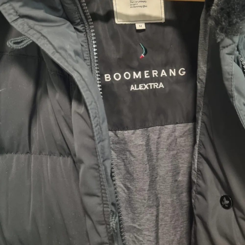 Jacka från märket boomerang. Storlek m Fint skick ,inga defekter . Takit.