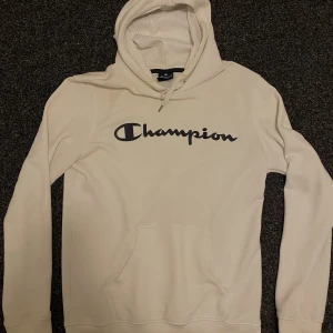 Champion hoodie - Vit champion hoodie, träningsmaterial framförallt i luvan. Bra skick 