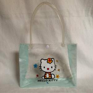 Supersöt genomskinlig hello Kitty väska med ljusblå/turkosa detaljer. Köpt på Plick för några år sedan, har endast använt den några gånger. 60kr + frakt🐱 