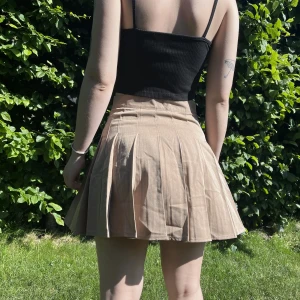 Pleated skirt - Pleated skirt i beige i nyskick!