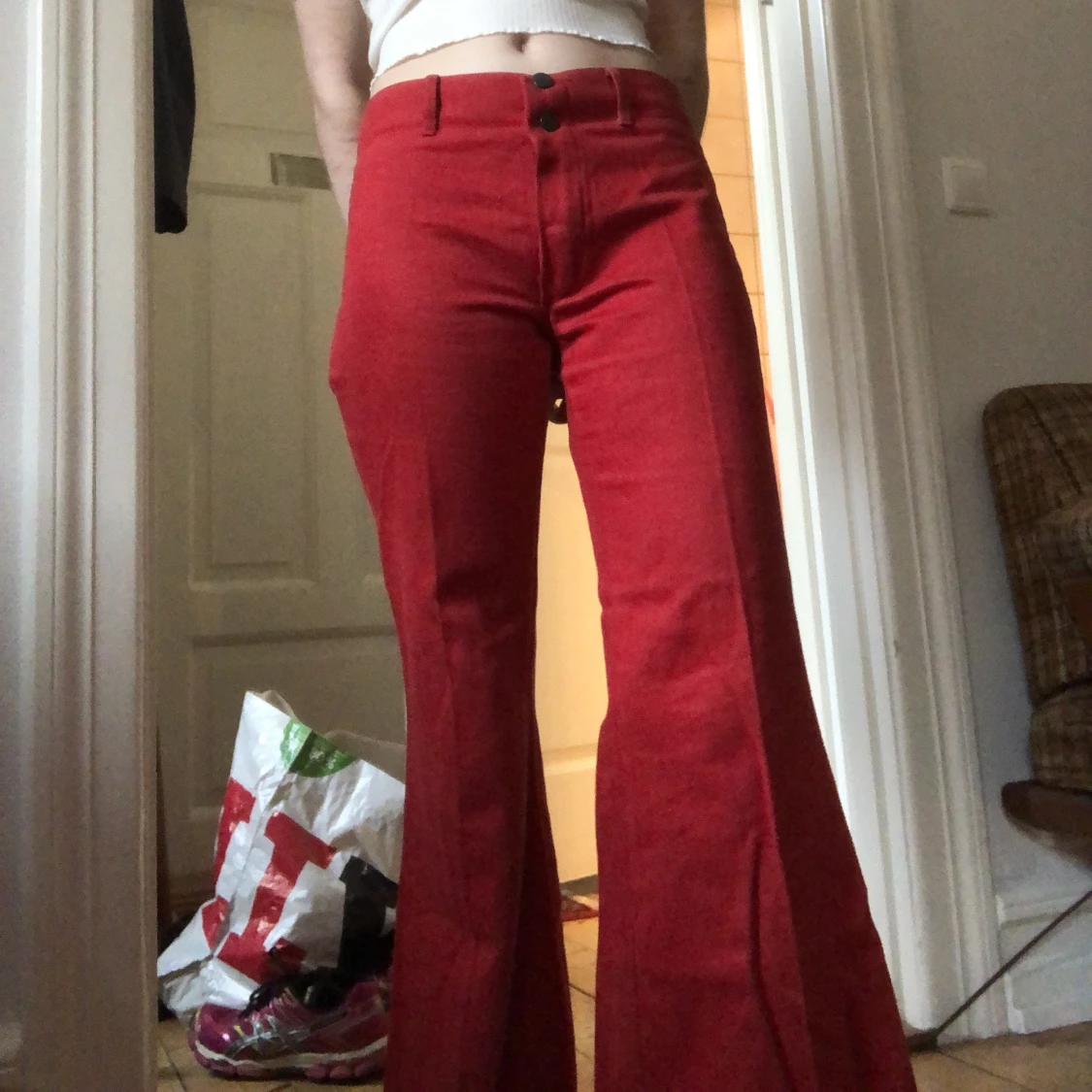 Röda 70-talsbyxor