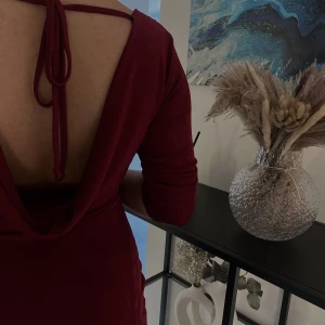 Sexig röd klänning - Säljer min jättesexiga rygglösa röda klänning då den inte längre kommer till användning tyvärr. Verkligen romantisk och skön! Hör av dig vid intresse och för mer info🍓♥️💐