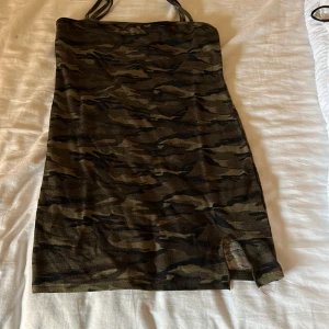 Camo klänning - Camoflage klänning i storlek 152 ganska bra skick några noppror men inget som syns. Har en liten slit vid benet det är ingen defekt utan är syd där. 