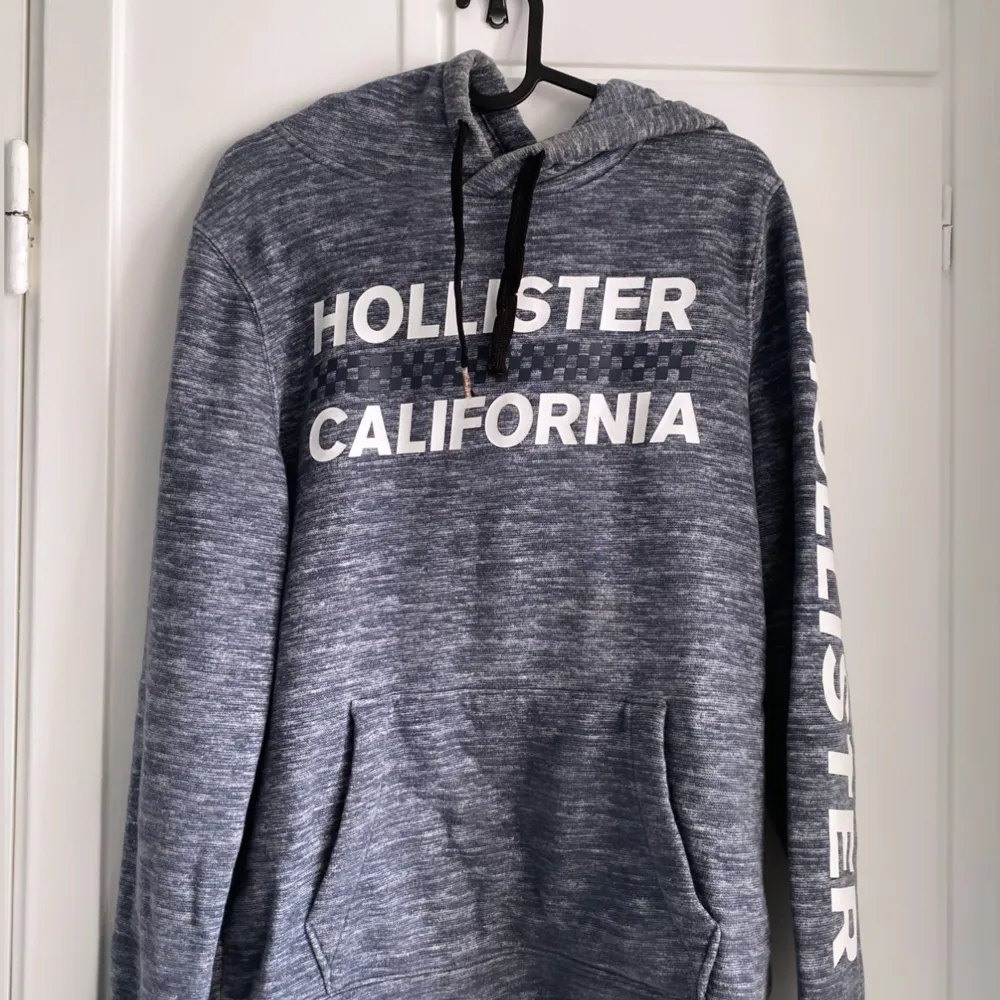 Hollister hoddie med massor med tryck 💗. Hoodies.