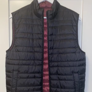 Michael Kors reversible vest - En Michael Kors väst i storlek S, är riktigt fint skick, utan skador och märken. Båda sidorna av västen kan användas , så man får en svart eller röd väst. Nypris 1900 kr. 