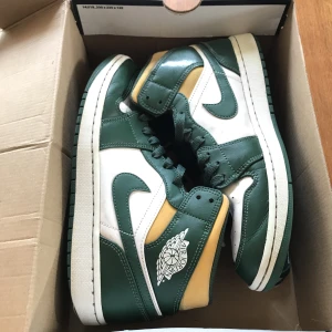 Air Jordan 1 Mid Sonics - Knappt använda Jordan 1 Mid Sonics Dm för fler bilder