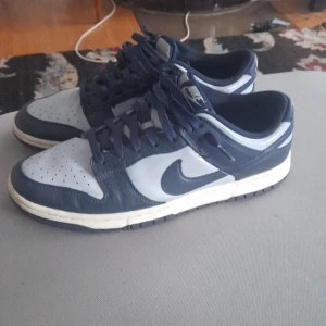 Nike Dunks (GeorgeTown) - Nike Dunks Storlek 45, skick 7/10, lite creesade men inte att man märker. Använda ett tag men har inte använt på ett tag. (Pris kan diskuteras)