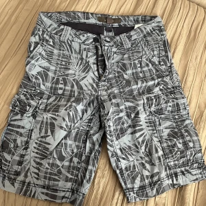 Shorts - Herr shorts i väldigt bra skick med flera praktiska fickor! Passar perfekt till soliga dagar, kan säkert även användas som badshorts. 
