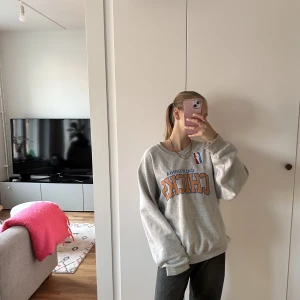 Vintage sweatshirt - Grå vintage sweatshirt med tryck. Storlek M, passar XS-L beroende på hur oversized du vill ha den! Det här är en av mina favvo sweatshirts, så skön o snygg. Hör av dig om du undrar något☺️👋🏼✨🤍