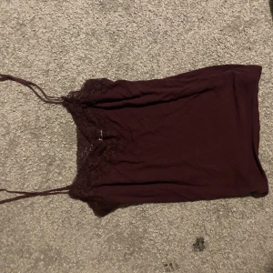 Linne - Jätte fint vinrött spets linne💕