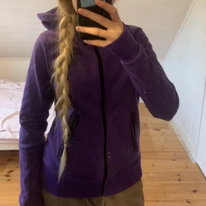 Tröja  - Lila tröja med tupphål. Se tyvärr lite trång för mig :( 