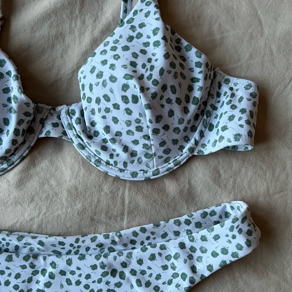 Supersöt bikini med små blommor på, mjukt material och reglerbara band! Den är i nyskick, säljer då jag har andra bikinis jag använder mer så denna har inte kommit till användning 🤍Köparen står för frakt 🤍. Övrigt.