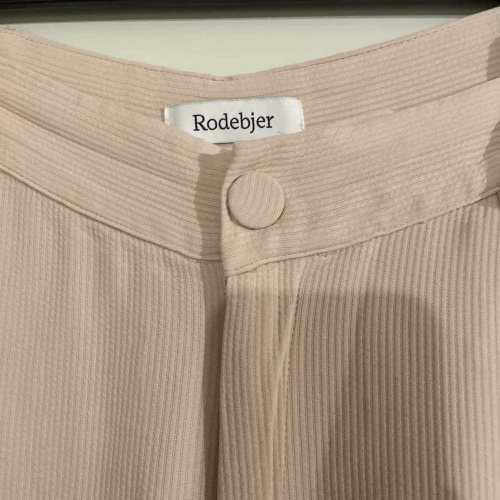 Snygga lite vidare byxor från Rodbjer storlek L. Använda 1 gång.  Har blivit lite missfärgade ovanför byxfickan. Jeans & Byxor.