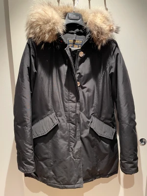 Snygg Woolrich dunjacka  - Väldigt gott skick  Woolrich dunjacka med päls 
