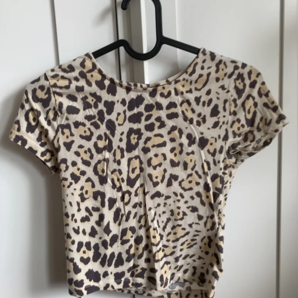 T-shirt med leopard mönster. Tröjor & Koftor.