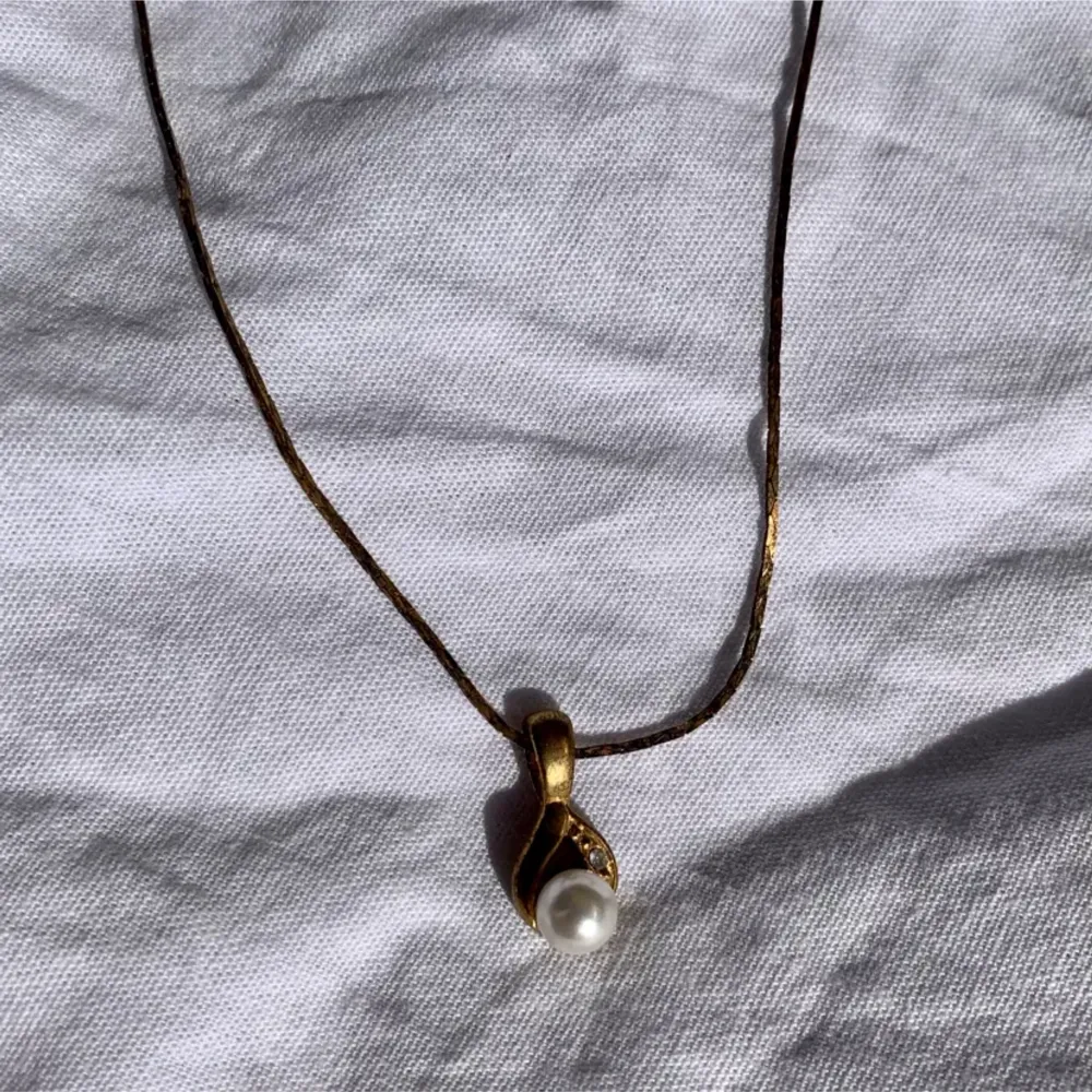 Gulligt halsband med en lite pärla, säljer då det inte kommer till användning. Frakt blir 18 kr 🌼. Accessoarer.