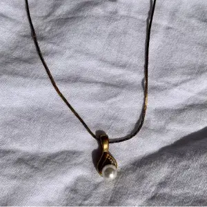 Gulligt halsband med en lite pärla, säljer då det inte kommer till användning. Frakt blir 18 kr 🌼