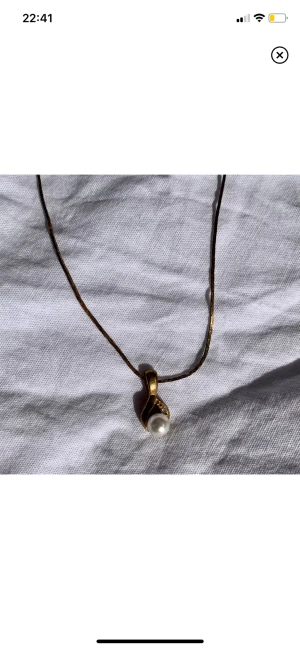 Halsband  - Gulligt halsband med en lite pärla, säljer då det inte kommer till användning. Frakt blir 18 kr 🌼