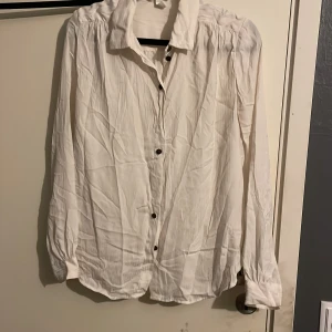 Vit skjorta - Vit randig skjorta från H&M. Storlek 38.