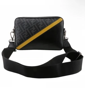 Fendi väska  - Säljer min Fendi väska. Jätte bra kvalite på den tycker jag. För mer info och bilder kom dm 