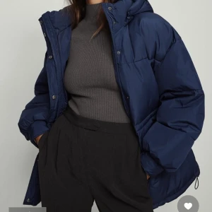 Mörkblå vinterjacka - Jättefin och varm vinterjacka från Nakd, bra skick! Säljer då jag har för många vinterjackor! Köpt för 999kr