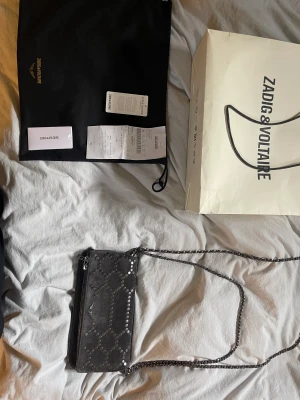 Zadig & Voltaire väska - Zadig & Voltaire väska i rock suede + xl street single modellen, stora. Ursprungs pris 2430kr. Använd mycket men i mycket bra skick. Skriv privat för fler bilder eller funderingar.