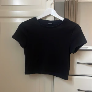 T-shirt  - Svart croppad T-shirt från gina i strl m men sitter perfekt på mig som vanligen har xs/s! Priset är inklusive spårbar frakt🍀