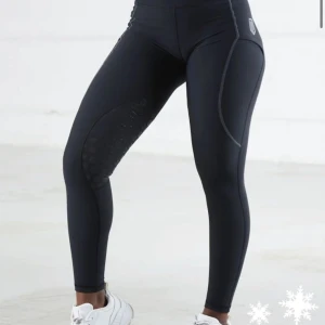 Vinterridbyxor från maya delorez - Mycket bra skick, endast använda 4-5 gånger, säljer pga att jag slutat rida. Halvskodda & mid waist