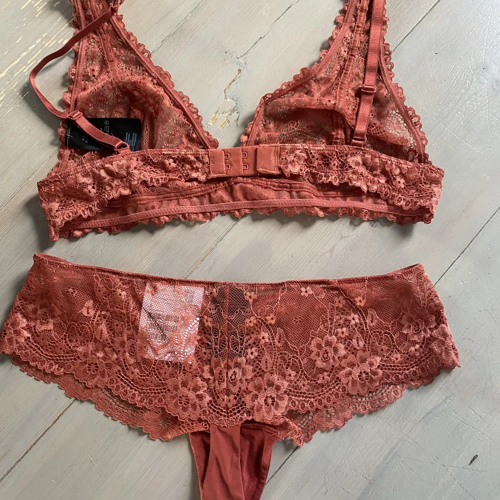 Rostrött set från monki strl s/m bh passar 75-80 c. Övrigt.