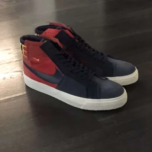 Nike Sb blazers - Nike Sb blazer mid ”Barcelona” Helt nya, aldrig testade. Ny pris 1300kr, säljer för 550kr.