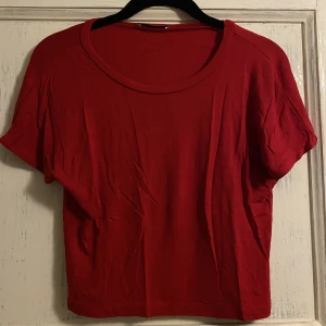 Röd croptop  - Röd croptop. Bra skick. Strl S