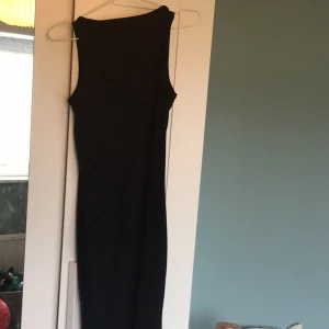 Lång svart klänning  - Den är i bra skick jag har endast andvänt en gång 
