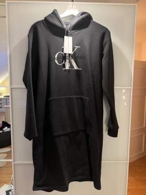 Aldrig använd Calvin Klein mjukis klänning. Suuuuppper mjuk insida, perfekt till hösten om man bara ska vara hemma eller med ett par stövlar ute. Säljer då den är för stor för mig 