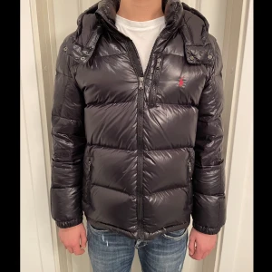 Ralph Lauren puffer-jacket - Säljer denna tvär feta ralph lauren jackan eftersom den är för liten. Skick: 9/10, försiktigt använd. Pris kan diskuteras vid en snabb affär🤝