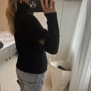 Stickad polotröja - Så snygg stickad marinblå tröja med polokrage från Stone Island, köpt på vintage butik i Florens. Kontoutdrag finns o såklart äkta! 100%ull