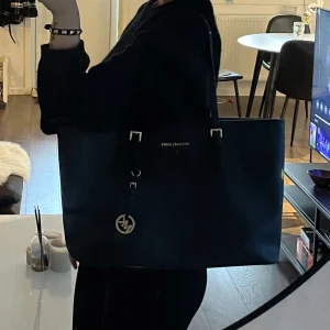Väska - Säljer min michaelkors väska. Då jag inte använder den.   Köpt för 4999 kr. 