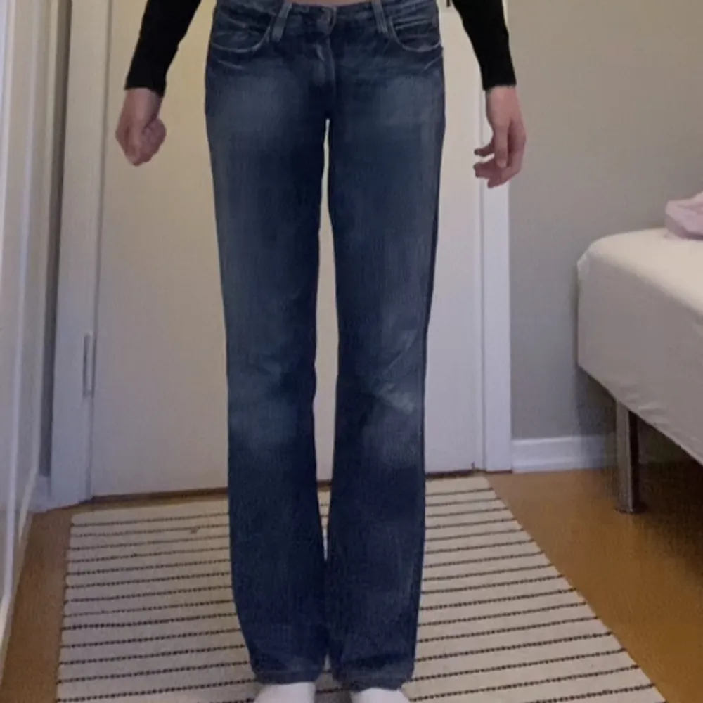 Super snygga lågmidjade perises jeans med ascoola bakfickor! Säljer då dom är för korta på mig:( skulle säga att storleken är w25/w24 och l30. Kom privat för fler bilder/frågor, går att pruta💓. Jeans & Byxor.