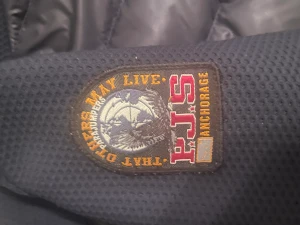 ParaJumper Hybrid  - Säljer min pj då den ej passar mig längre.  Otroligt skönt och passar till nuvarande säsong. Kvitto finns digitalt. (2 mindre skador på jackan) 