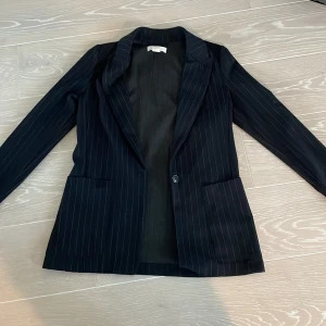 Kavaj - Mörkblå Kavaj från HM som är midjeformad! skitsnygg.