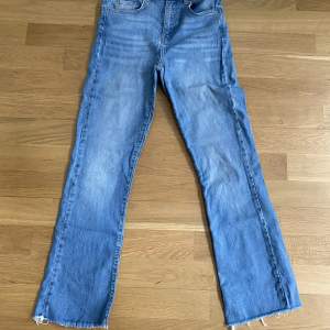 Säljer dessa fräscha jeans från Gina Tricot! Dem är i bra skick. Storlek 36, finns på bild. 