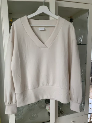 Sweatshirt  - Snygg v-ringad tröja från Vila. Lite kraftigare tyg som faller snyggt. Nyskick! Storlek M. 