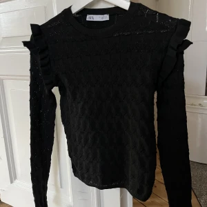 Zara spets/volang topp - Supergullig spets topp med volanger från zara💕💕🕺 aldrig kommit till användning 