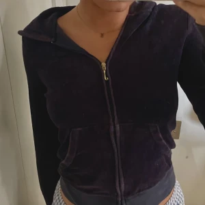 Juicy Couture hoodie - Köpt i London för ett år sedan. Har ett tryck på baksidan och är marinblå, storlek S men passar även XS.