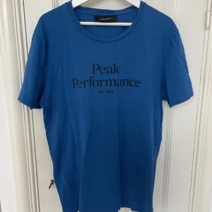 Blå t-shirt från Peak Performance - Blå t-shirt från Peak Performance. Storlek XL, fint skick!