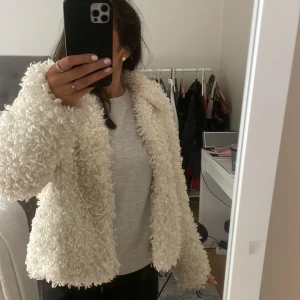 Jacka  - Jättefin och puffig jacka, så fin till middagar m.m💗 säljer då den inte används längre!  Bara att skriva privat ifall ni har några frågor! 