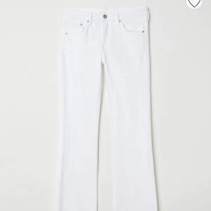 Vita bootcut jeans från H&M som är helt slutsålda 