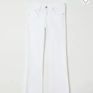 Vita bootcut jeans från H&M som är helt slutsålda 