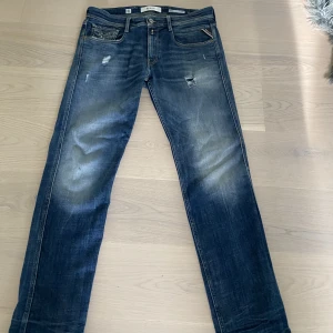 Replay anbass  - Ett par riktigt goa replay jeans i strl W33 L34! Sällan använda då de inte passar mig