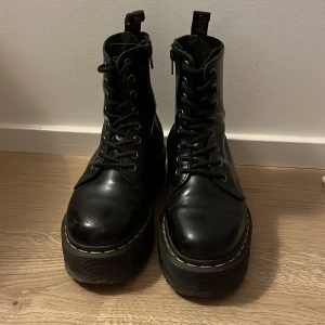 Dr Martens Jadon storlek 36 - Säljer ett par sparsamt använda dr martens jadon i storlek 36. Kan skicka fler bilder om det skulle behövas ☺️ köparen står för frakten men kan också mötas upp i centrala Stockholm/Uppsala!