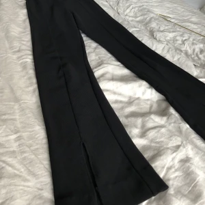 Utsvängda tights med slits - Jättefina utsvängda tights/byxor med slits fram och veck på mitten. Uppsydda en liten bit men går att ta ner. Inga defekter över huvud taget😊